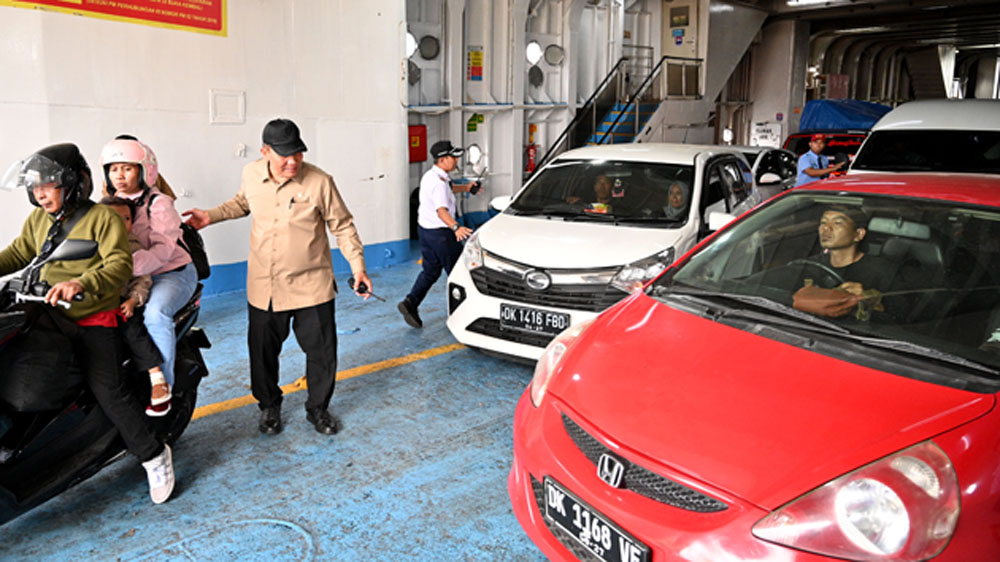 Anggota Komisi VII DPR RI Bambang Haryo Soekartono ikut mengarahkan penumpang yang berada di dalam kapal, Senin (16/3).