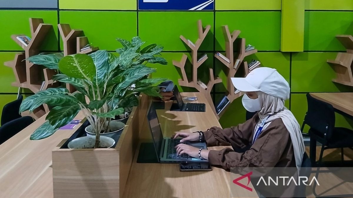 Pemudik menyambut positif coworking space di Stasiun Gambir.