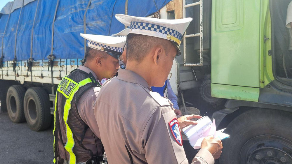 Anggota Satlantas Polresta Banyuwangi memperketat pengawasan truk yang beroperasi selama Ops Ketupat Semeru 2026 di Pelabuhan Ketapang, Senin (16/3).