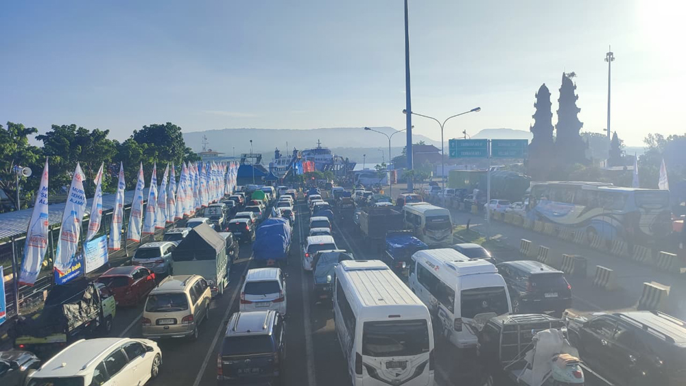 ARUS MUDIK: Kendaraan roda empat antre berjam-jam untuk bisa masuk kapal di Pelabuhan Gilimanuk, Senin (16/3).