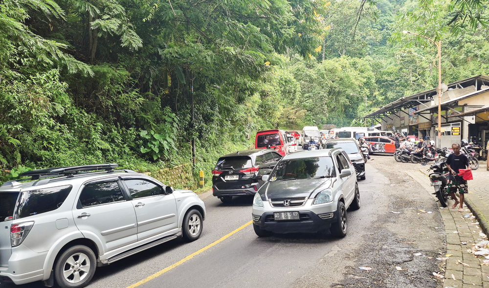RAMAI LANCAR: Kendaraan mulai memadati jalan raya di Gunung Gumitir, Desa Kalibarumanis, Kecamatan Kalibaru, Senin (16/3).