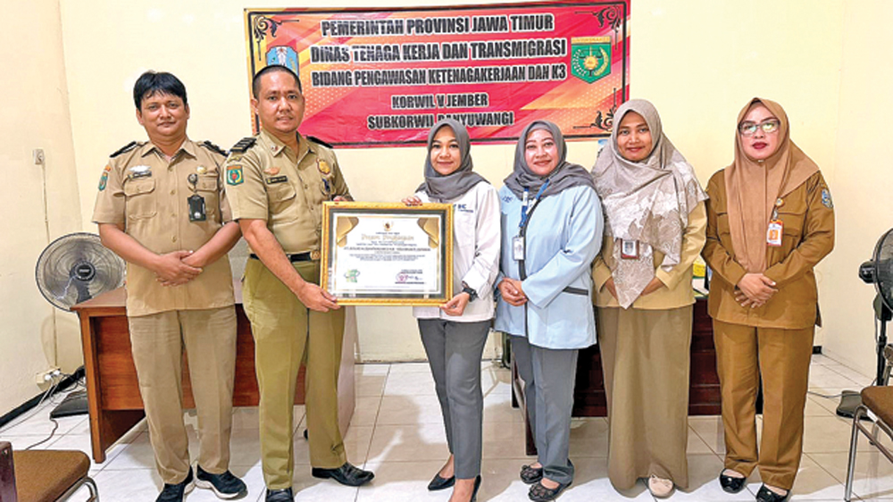 ZERO ACCIDENT: Director Hospital RSU Bhakti Husada drg Vinandita Nabilla Karina MKes MHkes menerima penghargaan K3 dan SMK3.