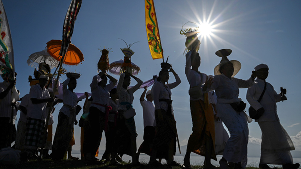 RITUAL PENYUCIAN DIRI: Umat Hindu di Banyuwangi Selasa (17/3) melaksanakan upacara melasti di Pantai Marina Boom.