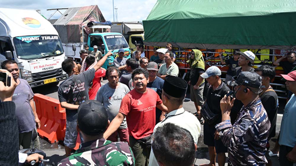Sejumlah sopir melakukan protes terkait kebijakan Kemenhub membatasi jumlah truk yang masuk kapal di Dermaga Bulusan, Selasa (17/3).