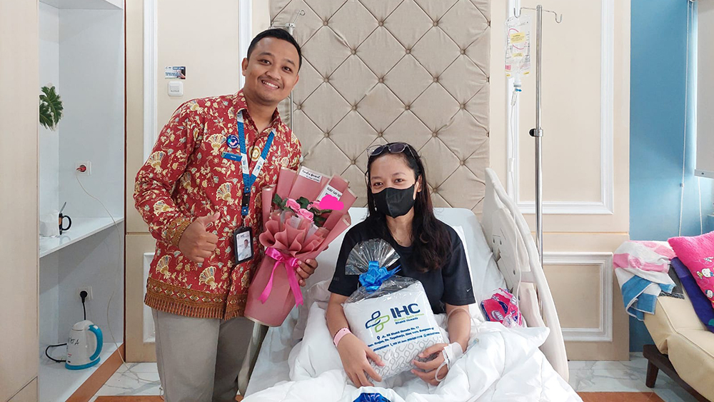 Perawat PPNI DPK 26 RSU Bhakti Husada memberikan pelayanan sepenuh hati dan bingkisan dalam rangka memperingati HUT ke-52 PPNI kepada pasien rawat inap.