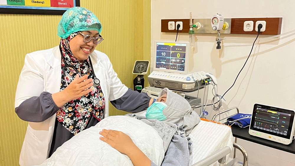 TINDAKAN: Pemeriksaan ibu hamil di Ruang PONEK RSUD Blambangan.