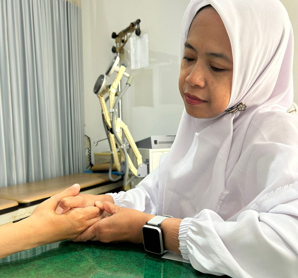 TERAPI: dr Daniek Wardhani memberikan layanan akupresur untuk mengurangi keluhan mabuk perjalanan.