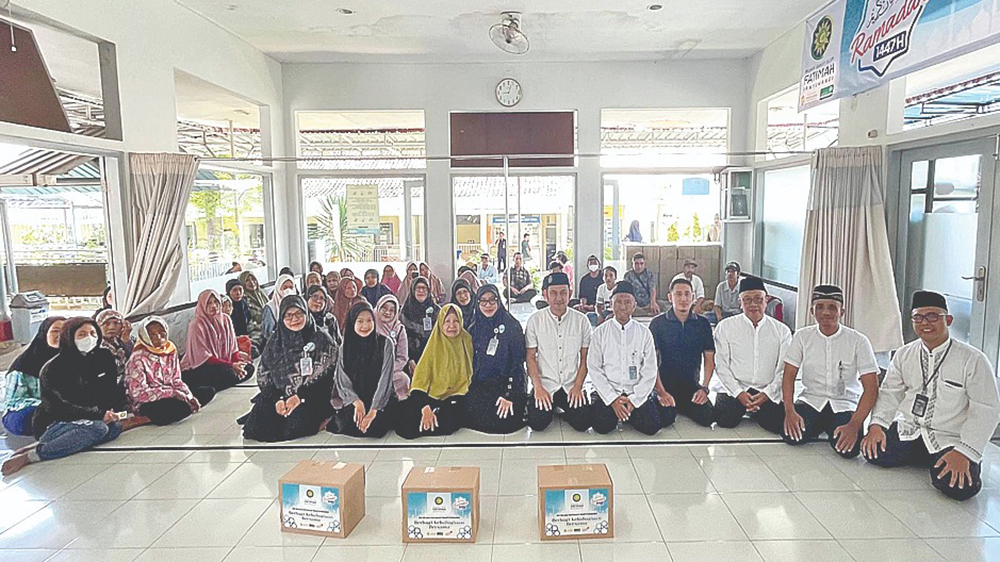 BERHUBUNGAN BAIK: Kebersamaan antara warga sekitar bersama jajaran RSI Fatimah Banyuwangi.