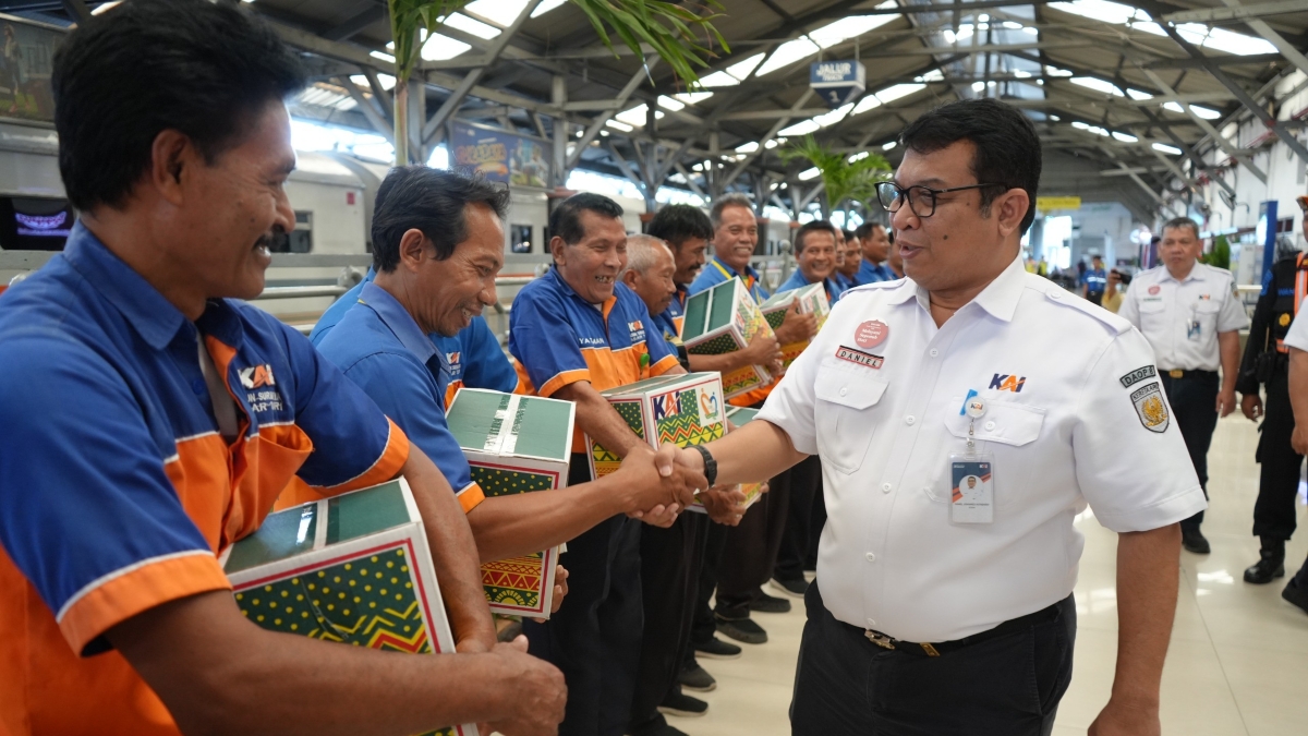 KAI Daop 8 Surabaya bagikan 204 paket sembako untuk porter di tiga stasiun.