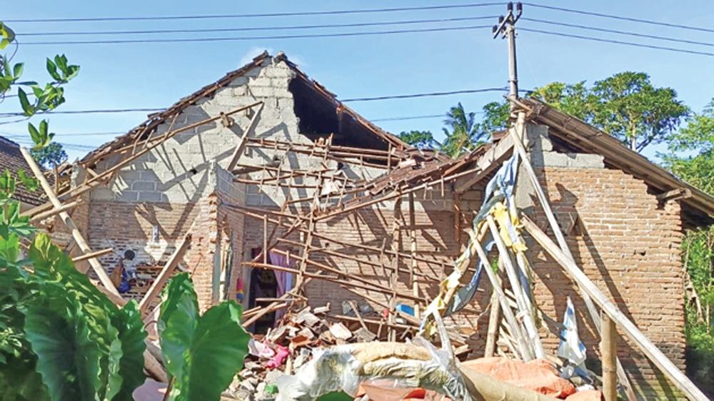 Kondisi rumah Samsuri, 55, warga Dusun Krajan, Desa Temuasri, Kecamatan Sempu, rusak akibat diterpa angin kencang, Selasa (17/3).