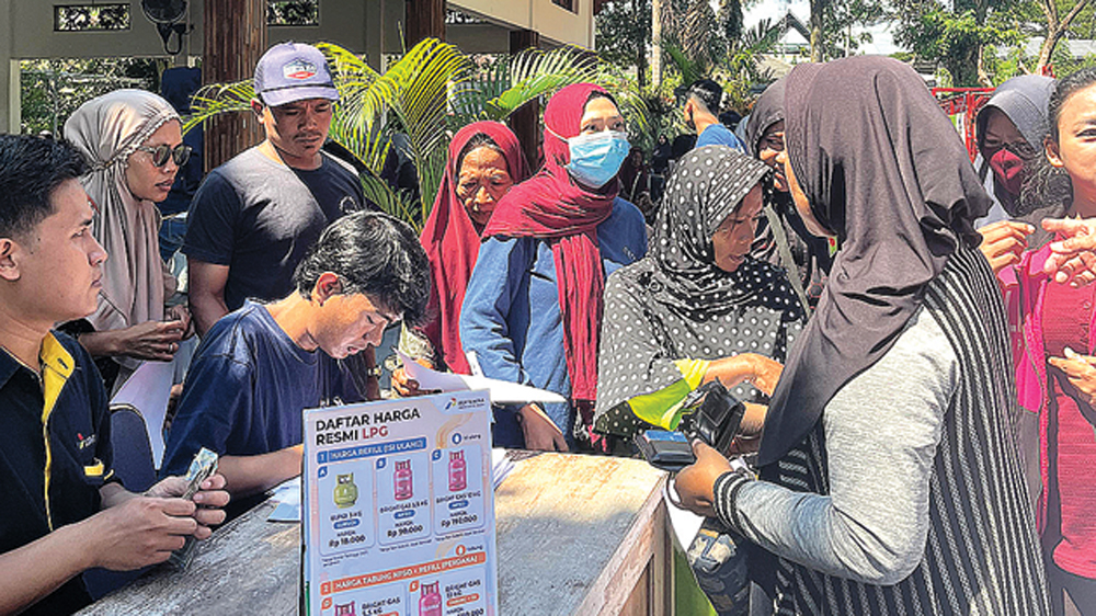 Ratusan warga menunggu panggilan pembelian gas elpiji melon di Kantor Kecamatan Singojuruh, Selasa (17/3).