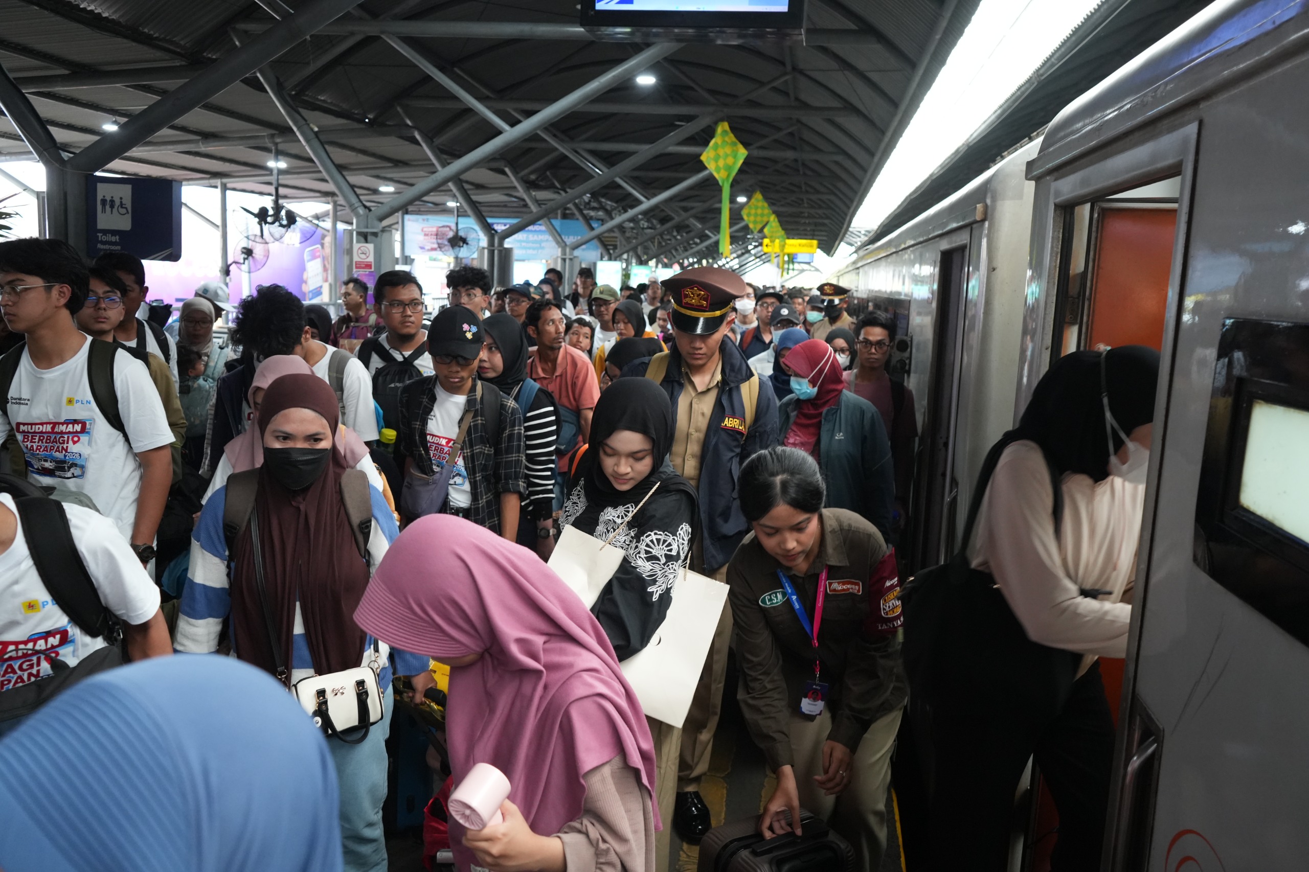 Puncak mudik Lebaran 2026, KAI Daop 8 Surabaya layani lebih 50 ribu penumpang.