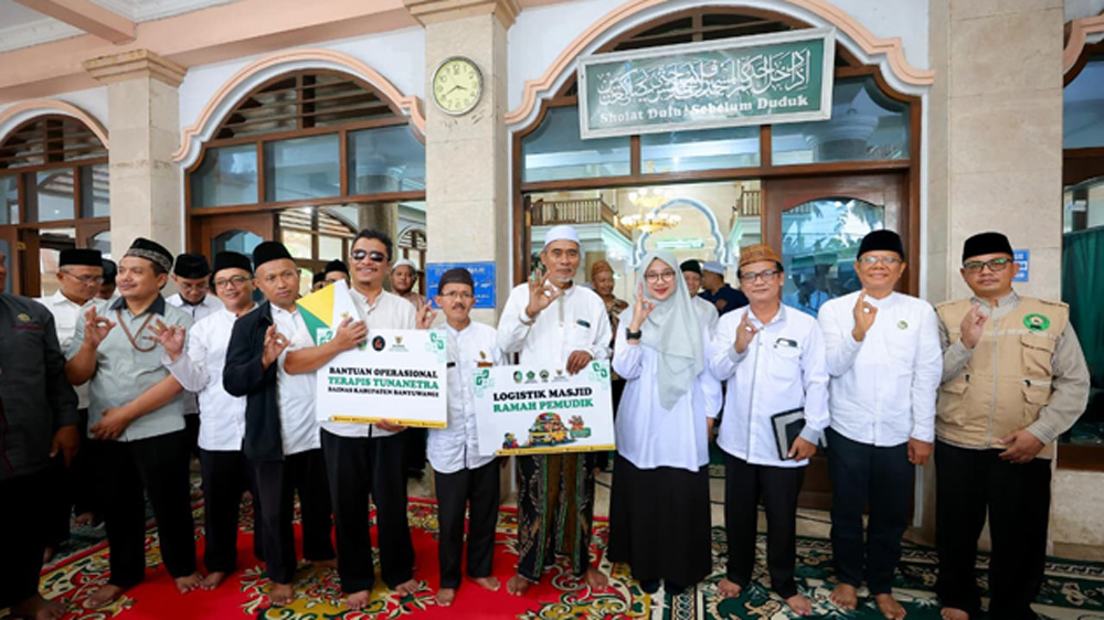 Bupati Ipuk Fiestiandani meluncurkan program 48 masjid ramah pemudik di Masjid Al Huda, Lingkungan Bulusan, Kecamatan Kalipuro, Selasa (17/3).
