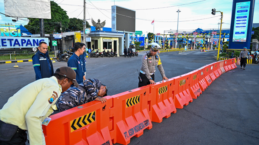 TUTUP 14 JAM: Petugas gabungan menutup pintu masuk Pelabuhan ASDP Ketapang pukul 17.00, Rabu (18/3) untuk menghormati hari raya Nyepi.