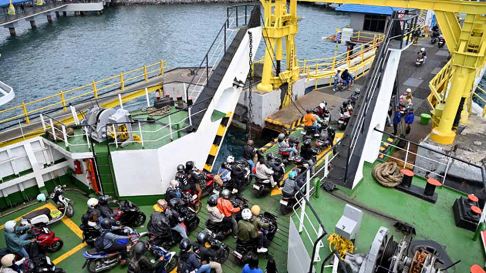 ARUS MUDIK: Iring-iringan pemudik bersepeda motor keluar dari kapal di Pelabuhan ASDP Ketapang, Rabu (18/3).