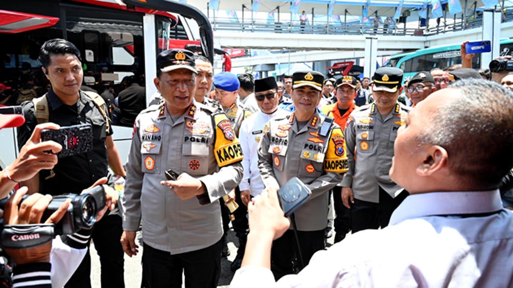 Kapolda Jatim Irjen Pol Nanang Avianto didampingi Kapolresta Kombespol Rofiq Ripto Himawan dan Wabup Mujiono berbincang dengan sopir bus di Pelabuhan Ketapang, Rabu (18/3).