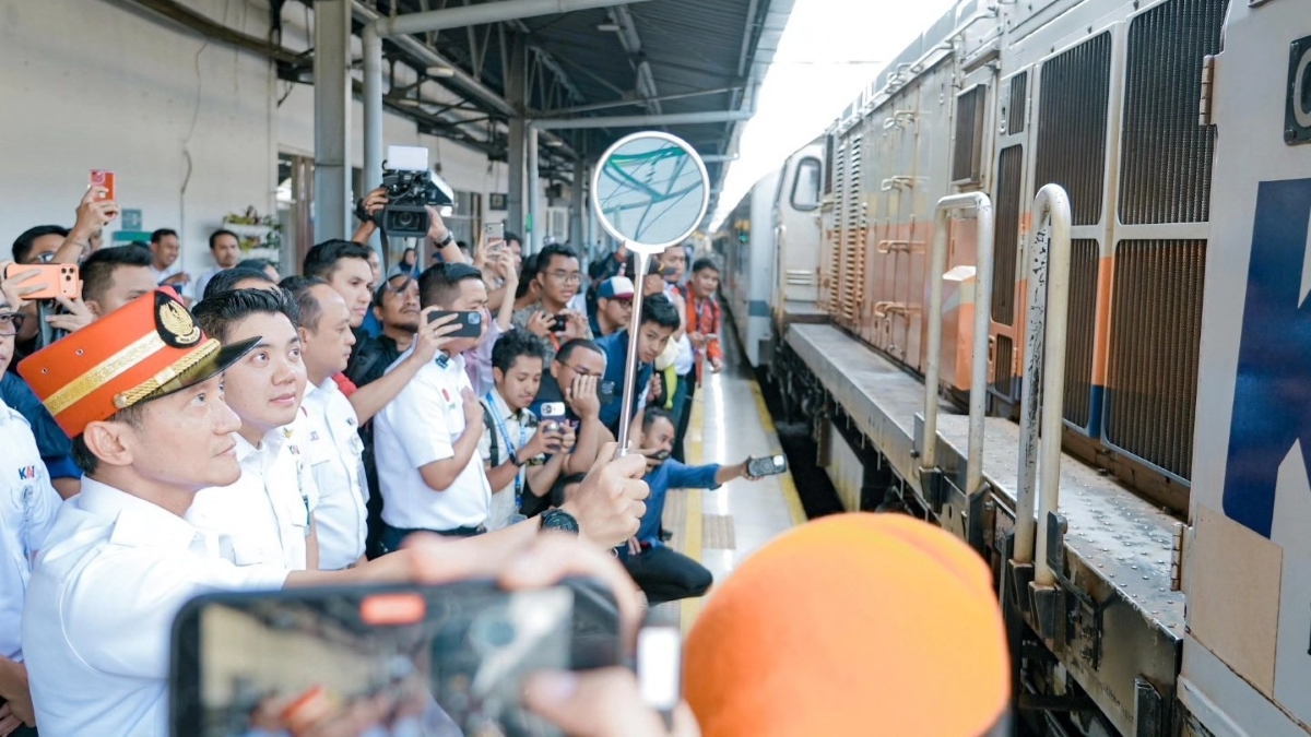 Pemerintah targetkan modernisasi seluruh stasiun kereta api tahun ini.