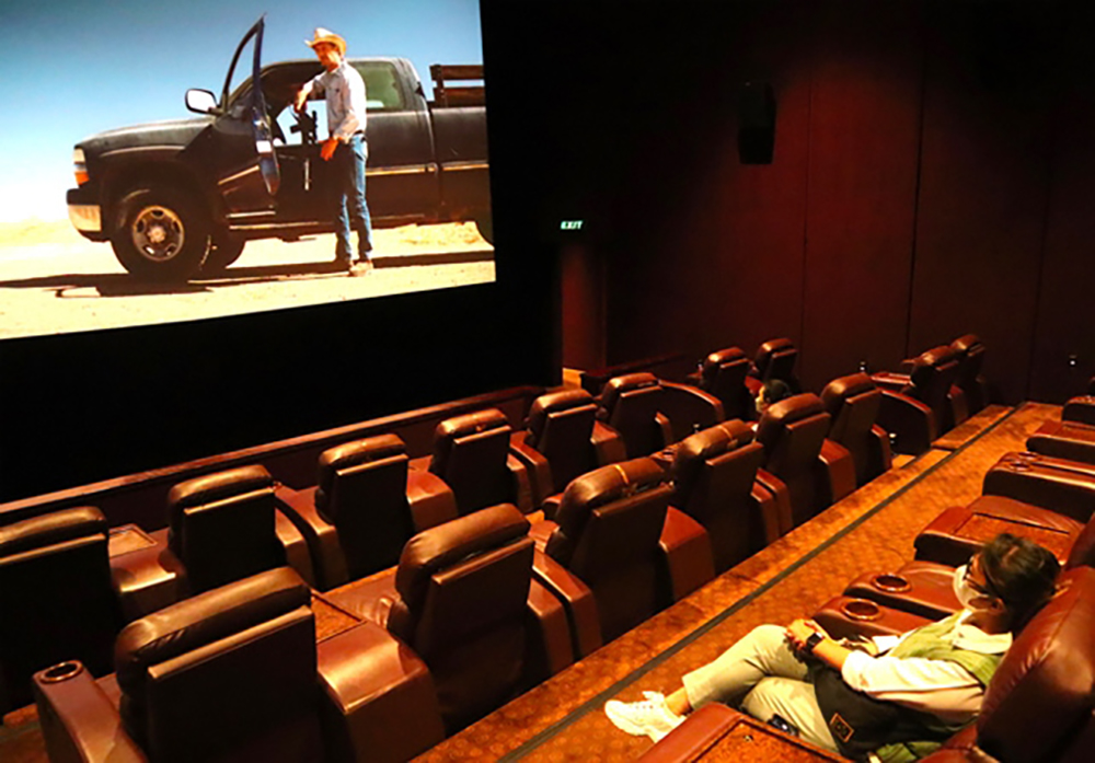 Ilustrasi nonton film di bioskop.