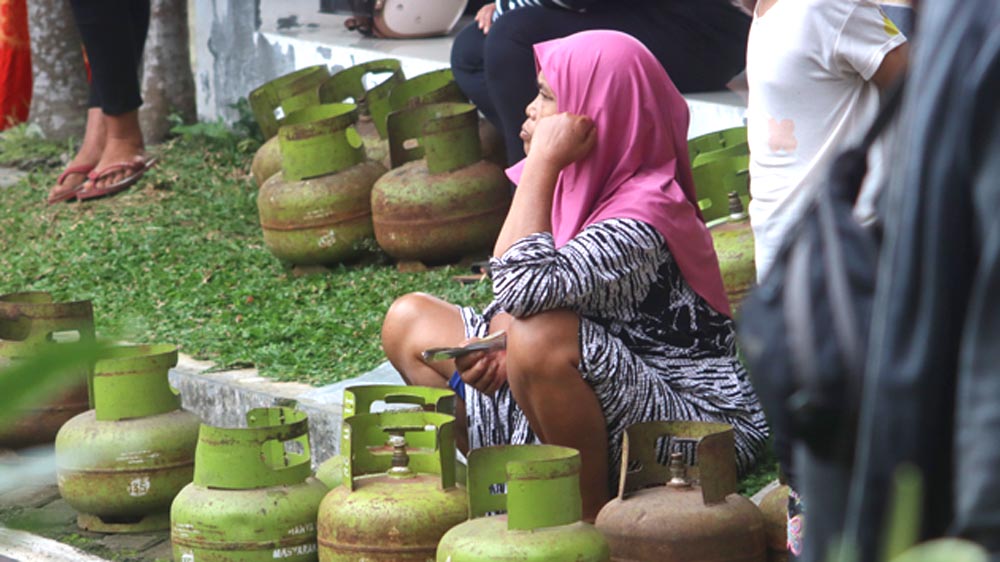 ANTRE SEJAK PAGI: Warga mengantre untuk membeli gas elpiji dalam  operasi pasar murah di Kecamatan Genteng, Rabu (18/3).