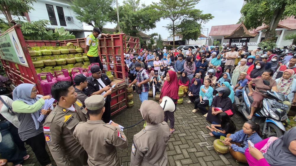 BERJUBEL: Ribuan warga di wilayah  Genteng dan sekitar antre membeli gas elpiji dalam operasi pasar murah di kantor Kecamatan Genteng, Rabu (18/7).