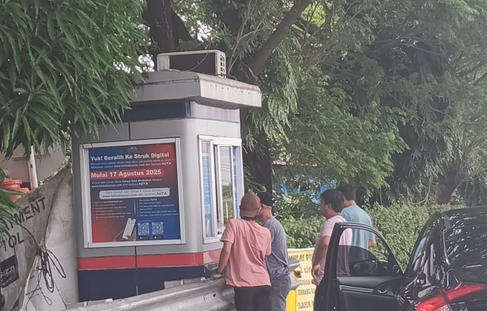 Pengguna Tol Makassar keluhkan layanan top up e-Money yang dinilai tak ramah. Gangguan jaringan dan sikap petugas jadi sorotan.