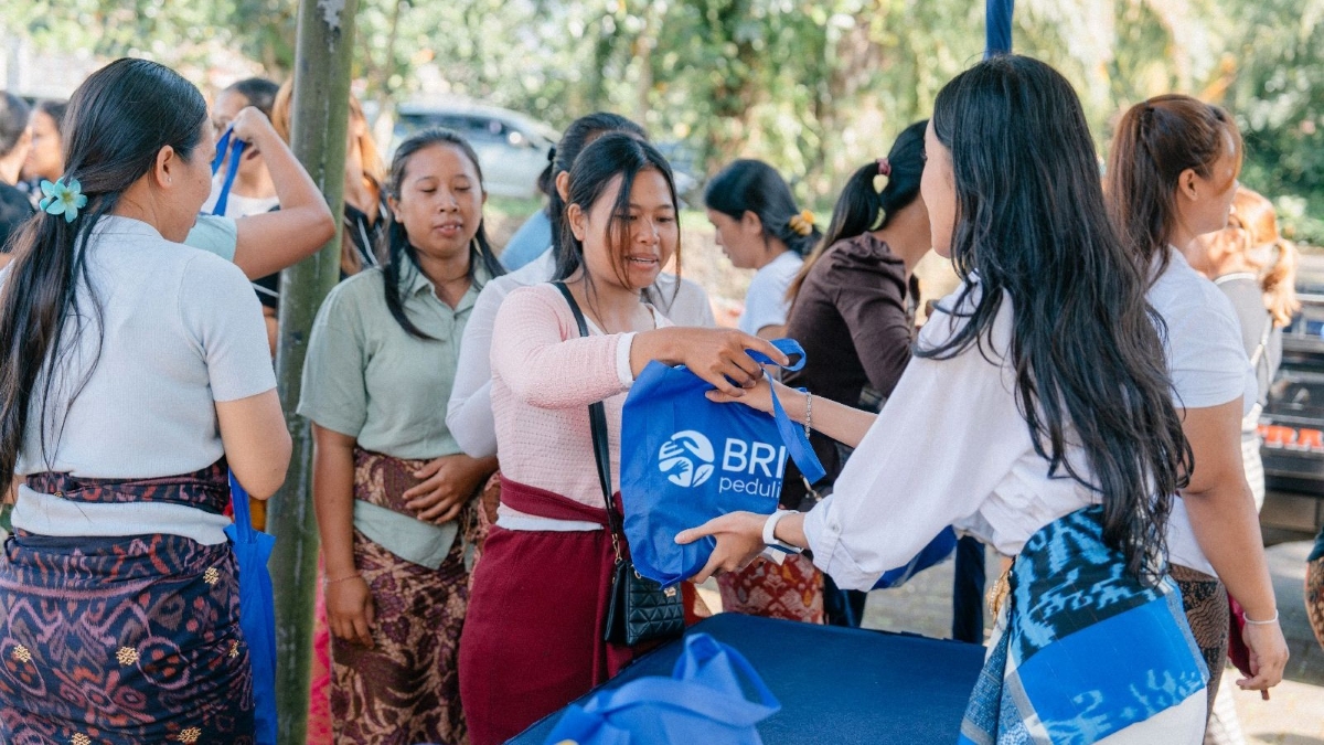 BRI menyalurkan 2.000 paket sembako bagi warga Bali jelang Nyepi 2026.