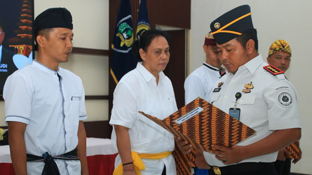 Kalapas I Wayan Nurastra Wibawa menyerahkan surat remisi kepada warga binaan beragama Hindu di Aula Sahardjo Lapas Banyuwangi, Rabu malam (18/3).