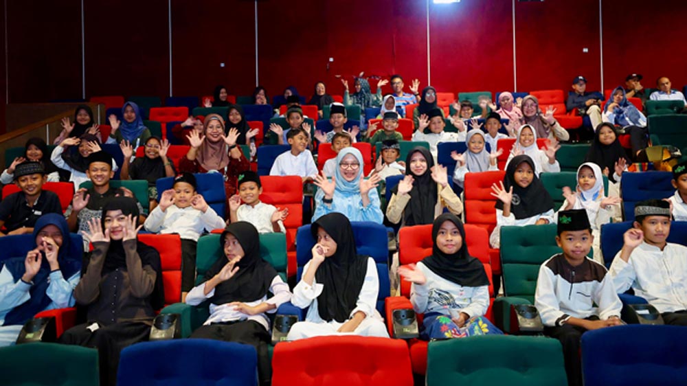 Bupati Banyuwangi Ipuk Fiestiandani ajak anak yatim nobar film Na Willa. Edukasi persahabatan, imajinasi, dan nilai kehidupan anak.