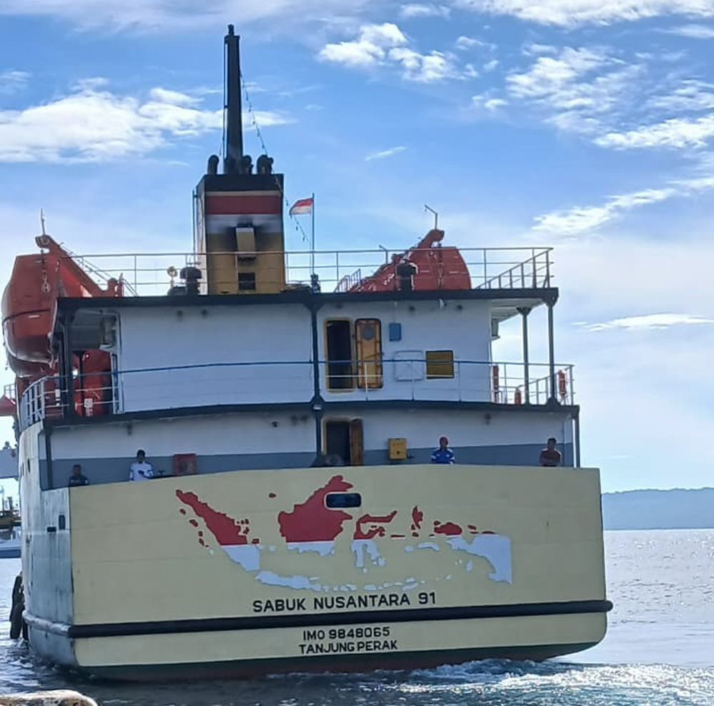 KAPAL TERAKHIR: Sebanyak 92 pemudik naik kapal perintis Sabuk Nusantara 91 dari Tanjungwangi tujuan Pulau Sapeken, Kamis (19/3).
