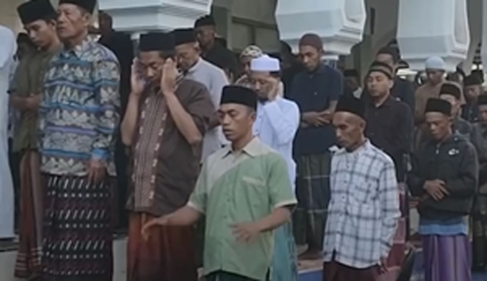 Ribuan warga Suger Kidul Jember salat Id lebih awal berdasar kitab salaf. Tradisi turun-temurun jadi dasar penentuan Idulfitri 1447 H.