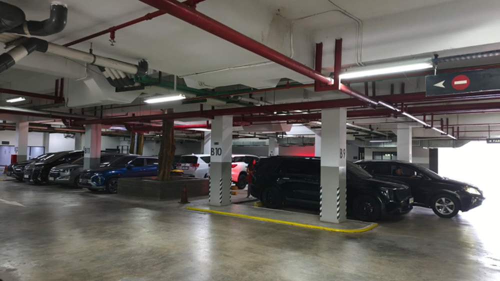 FULL KENDARAAN: Basement Hotel Kokoon yang berada di Dadapan dipenuhi kendaraan dari luar kota, terutama plat DK, Kamis (91/3).