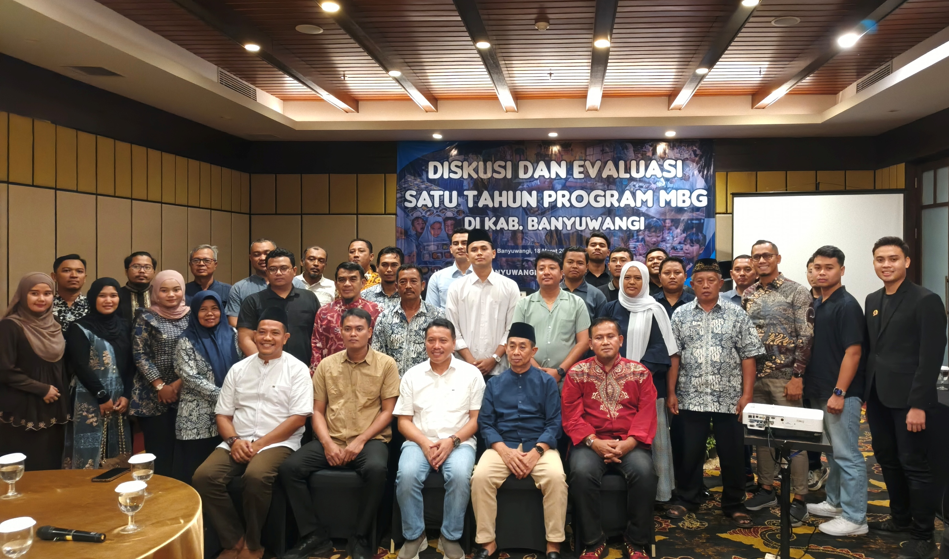 Evaluasi dan review program MBG diikuti Korwil dan Korcam SPPG, Dinkes, KPPG Jember,  mitra dapur, pembina HMD-Gemas, serta Asisten  Perekonomian dan Pembangunan Suratno di eL Hotel, Rabu (18/3).