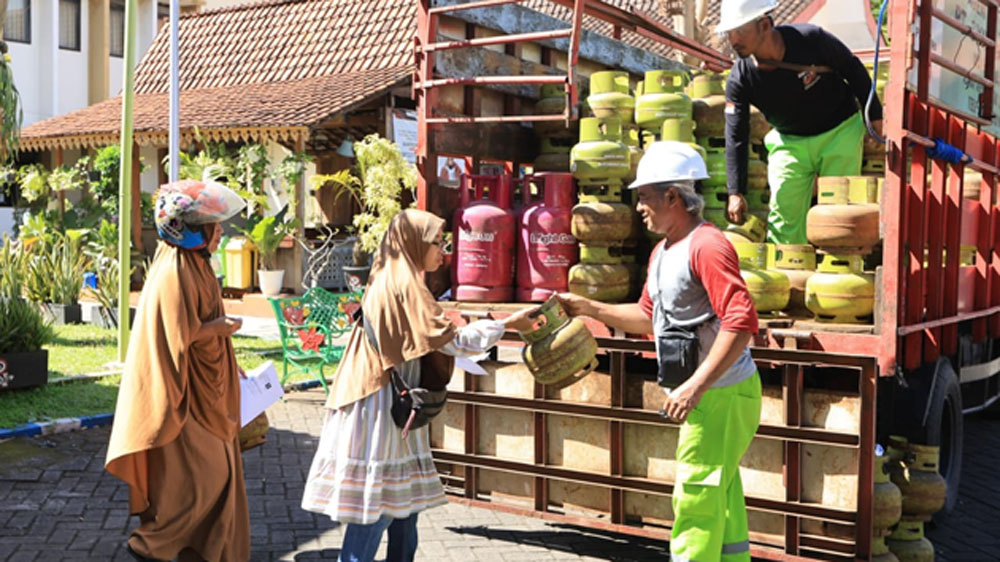 Gas Elpiji 3 Kg Langka, Pemkab Banyuwangi Gencarkan Operasi Pasar di Seluruh Kecamatan.