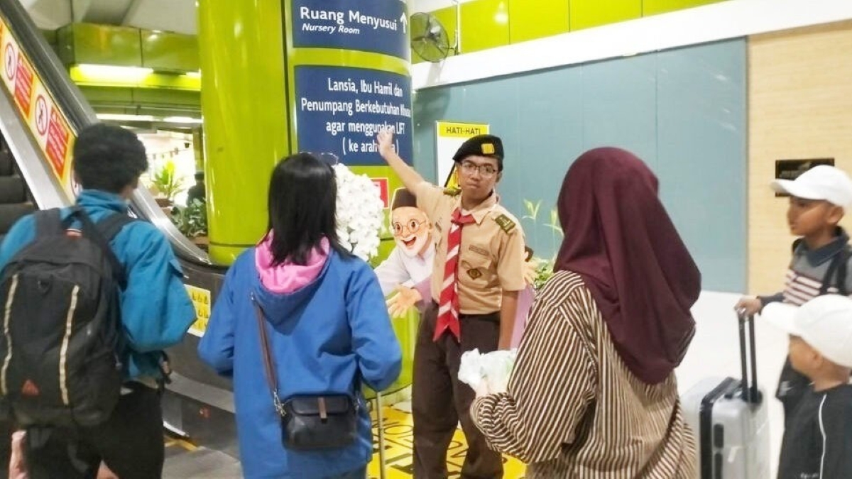 Relawan Pramuka bantu pemudik di Stasiun Gambir saat Lebaran 2026.