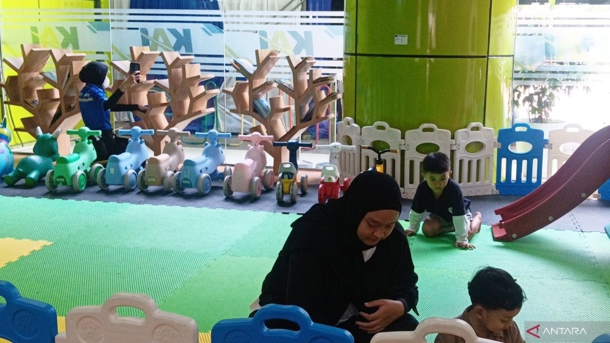 Arena bermain anak di Stasiun Gambir dinilai membantu pemudik.