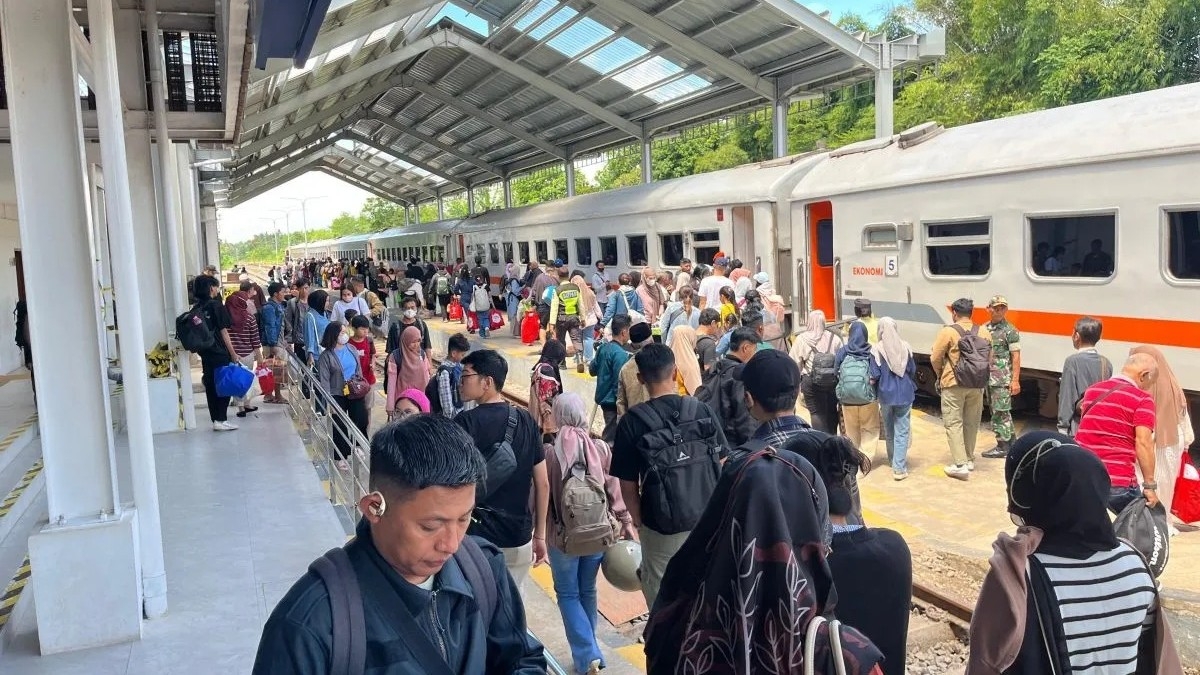 KAI Daop 9 Jember mencatat 101 ribu pemudik tiba jelang Lebaran 2026.