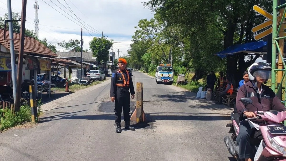 KAI sempitkan jalan di perlintasan Jombang jelang Lebaran 2026.