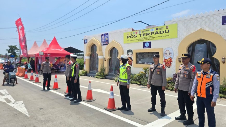 Arus mudik di Tol Prosiwangi meningkat, 7.000 kendaraan melintas Exit Situbondo Barat. Polisi pastikan lalu lintas tetap lancar.