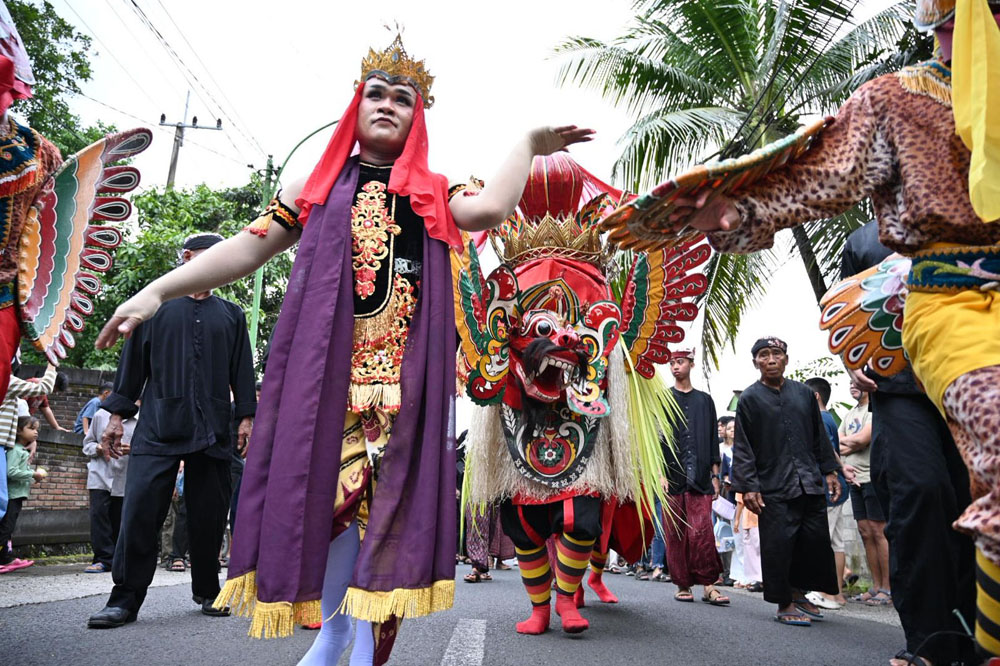 Barong diarak keliling kampung pada ritual adat Barong Ider Bumi di Desa Adat Kemiren, Banyuwangi, (22/3/2026).