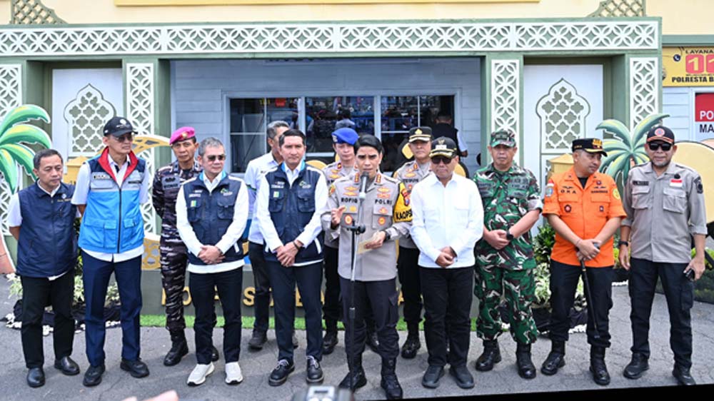 Kapolresta Banyuwangi Kombespol Rofiq Ripto Himawan bersama Wabup Mujiono dan stakeholder terkait menyampaikan press release di Pelabuhan Ketapang, Selasa (24/3).