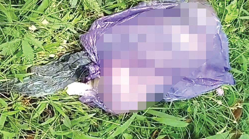 Jenazah Bayi tanpa identitas ditemukan di aliran sungai Desa Rejoagung, Kecamatan Srono, Senin (23/3).