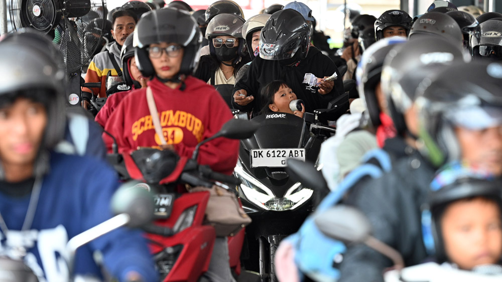 MENUJU BALI: Pengguna kendaraan roda dua antre masuk Pelabuhan Ketapang, Banyuwangi, Selasa (24/3).