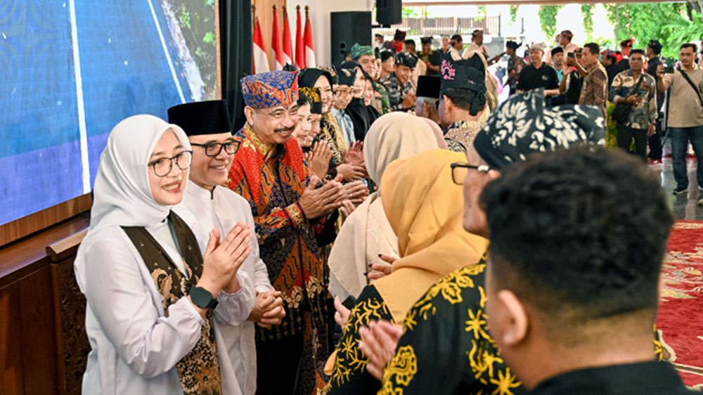 Bupati Ipuk Fiestiandani, Eks Menpan-RB Abdullah Azwar Anas, dan Eks Menpar Arief Yahya menyalami para perantau pada kegiatan Diaspora Banyuwangi di pendapa Sabha Swagata Blambangan, Senin (23/3).