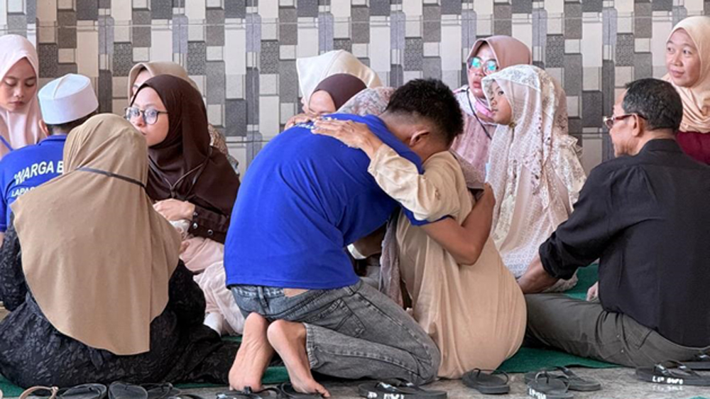 PENUH HARU: Sejumlah napi bertemu keluarganya saat kunjungan tatap muka di Lapas Kelas IIA Banyuwangi, Senin (23/3).