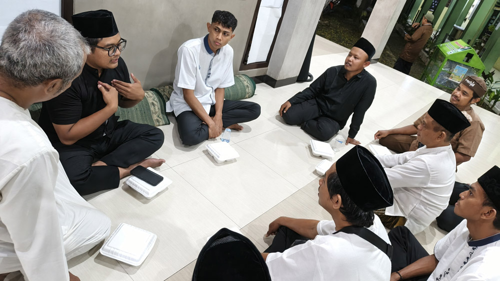 RELAWAN: Arifin memberikan bekal kemampuan bahasa isyarat bagi teman tunarungu.