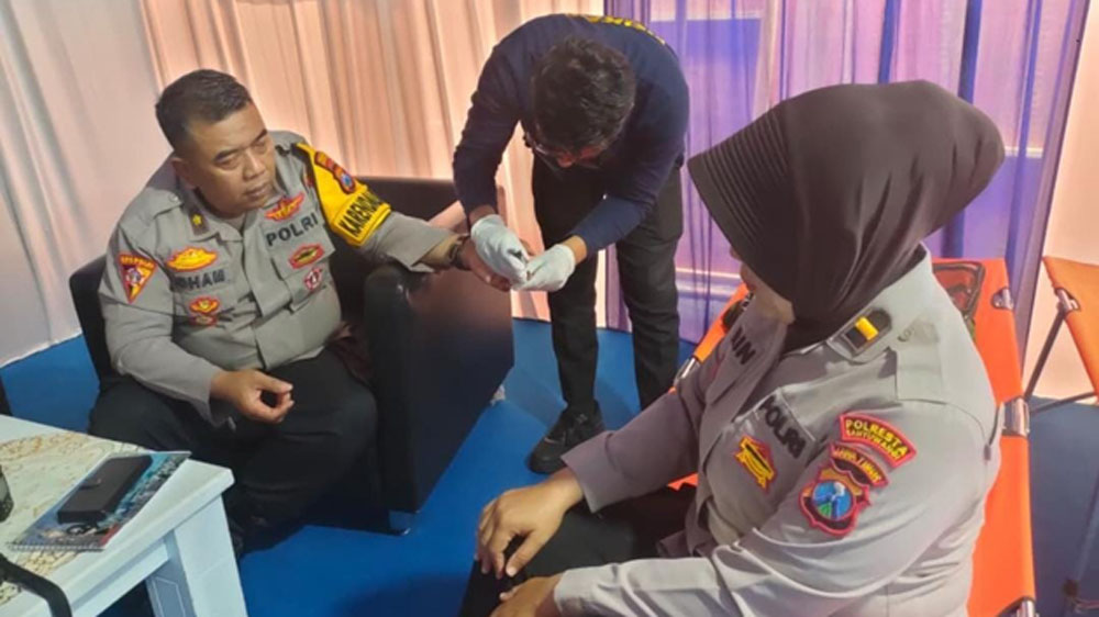 Tim Dokkes memeriksa personel Polresta Banyuwangi yang bertugas di Posko Pengamanan Operasi Ketupat Semeru 2026, depan MAB pada Rabu (18/3).