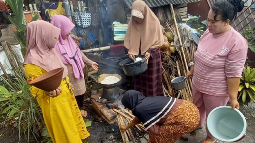 ENERGI ALTERNATIF: Warga Desa Kelir, Kecamatan Kalipuro memanfaatkan kayu bakar untuk memasak, Senin (23/3).