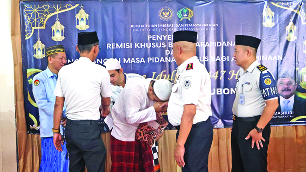 Warga binaan pemasyarakatan menerima berkas remisi di Rutan Kelas IIB Situbondo pada Sabtu lalu (20/3).