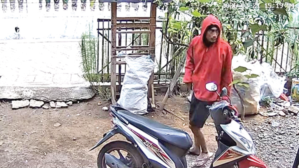 Seorang pria terekam kamera pengawas saat mencuri sepeda motor di halaman rumah Fidya, 28, warga Kampung Tengah, Desa Perante, Kecamatan Asembagus, Sabtu lalu (21/3).