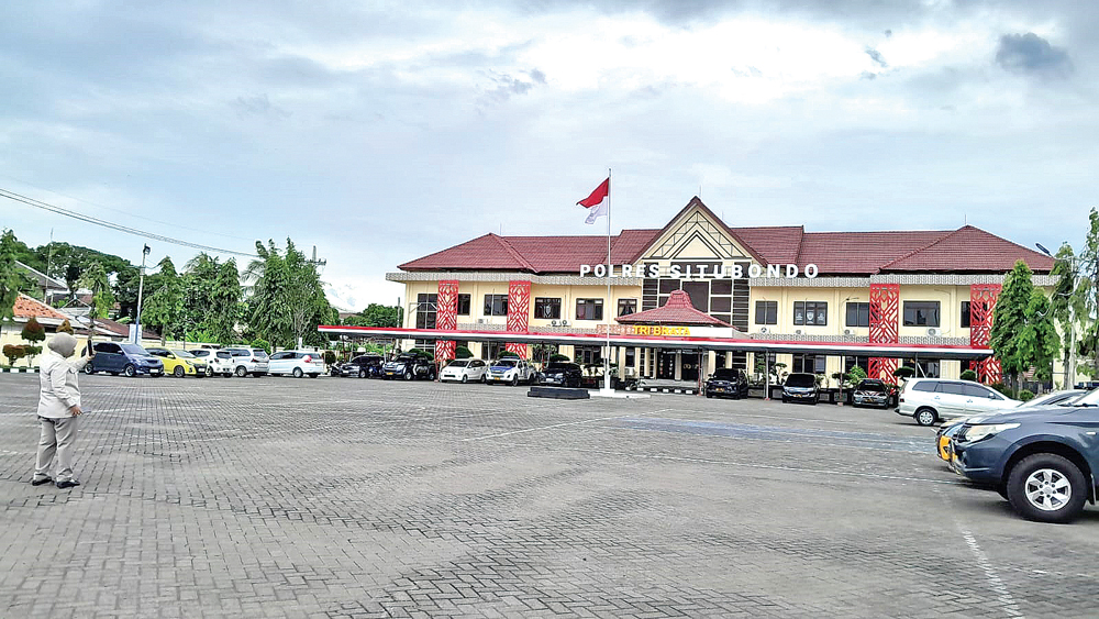 Anggota Polwan Polres Situbondo melintas di halaman Mapolres Situbondo, Senin (23/3).